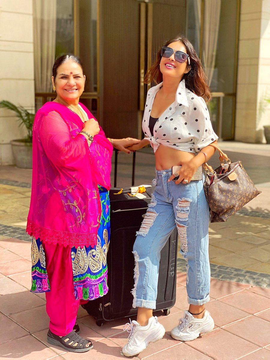 Nehhaamalik's tweet image. Yay Happy Mommy With Her Happy Daughter....♥️♥️ Travelling Together... Jahan Mein Wahan Meri Mommy ♥️♥️ She’s my lucky Charm for shoots n everything ♥️

1st Travel from my New Home (Chandigarh) To Another Home (Mumbai)♥️♥️♥️

#happymode  #mumbaicalling #mycity #mylove #NehaMalik