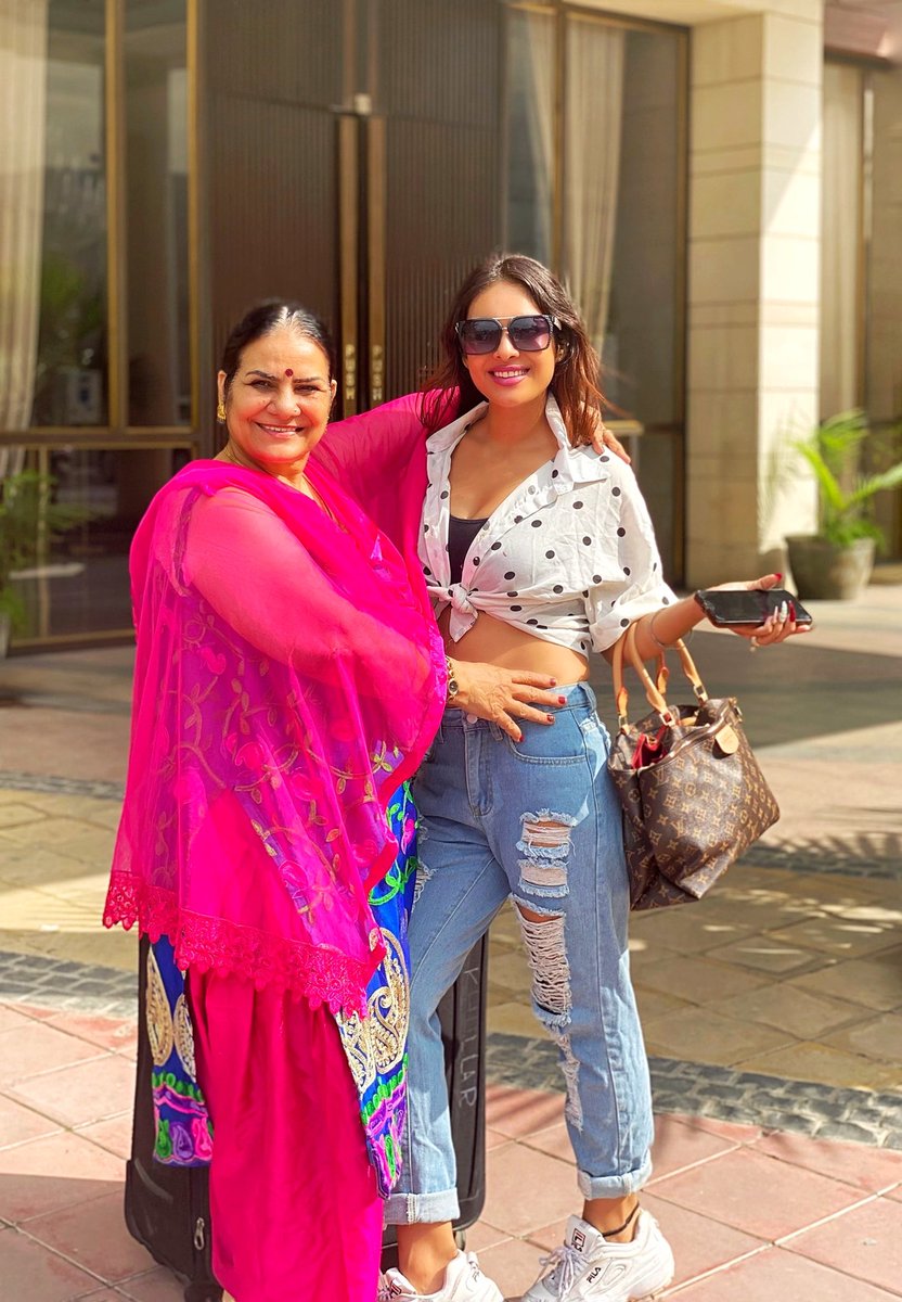 Nehhaamalik's tweet image. Yay Happy Mommy With Her Happy Daughter....♥️♥️ Travelling Together... Jahan Mein Wahan Meri Mommy ♥️♥️ She’s my lucky Charm for shoots n everything ♥️

1st Travel from my New Home (Chandigarh) To Another Home (Mumbai)♥️♥️♥️

#happymode  #mumbaicalling #mycity #mylove #NehaMalik
