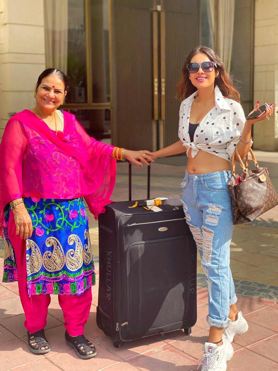 Nehhaamalik's tweet image. Yay Happy Mommy With Her Happy Daughter....♥️♥️ Travelling Together... Jahan Mein Wahan Meri Mommy ♥️♥️ She’s my lucky Charm for shoots n everything ♥️

1st Travel from my New Home (Chandigarh) To Another Home (Mumbai)♥️♥️♥️

#happymode  #mumbaicalling #mycity #mylove #NehaMalik
