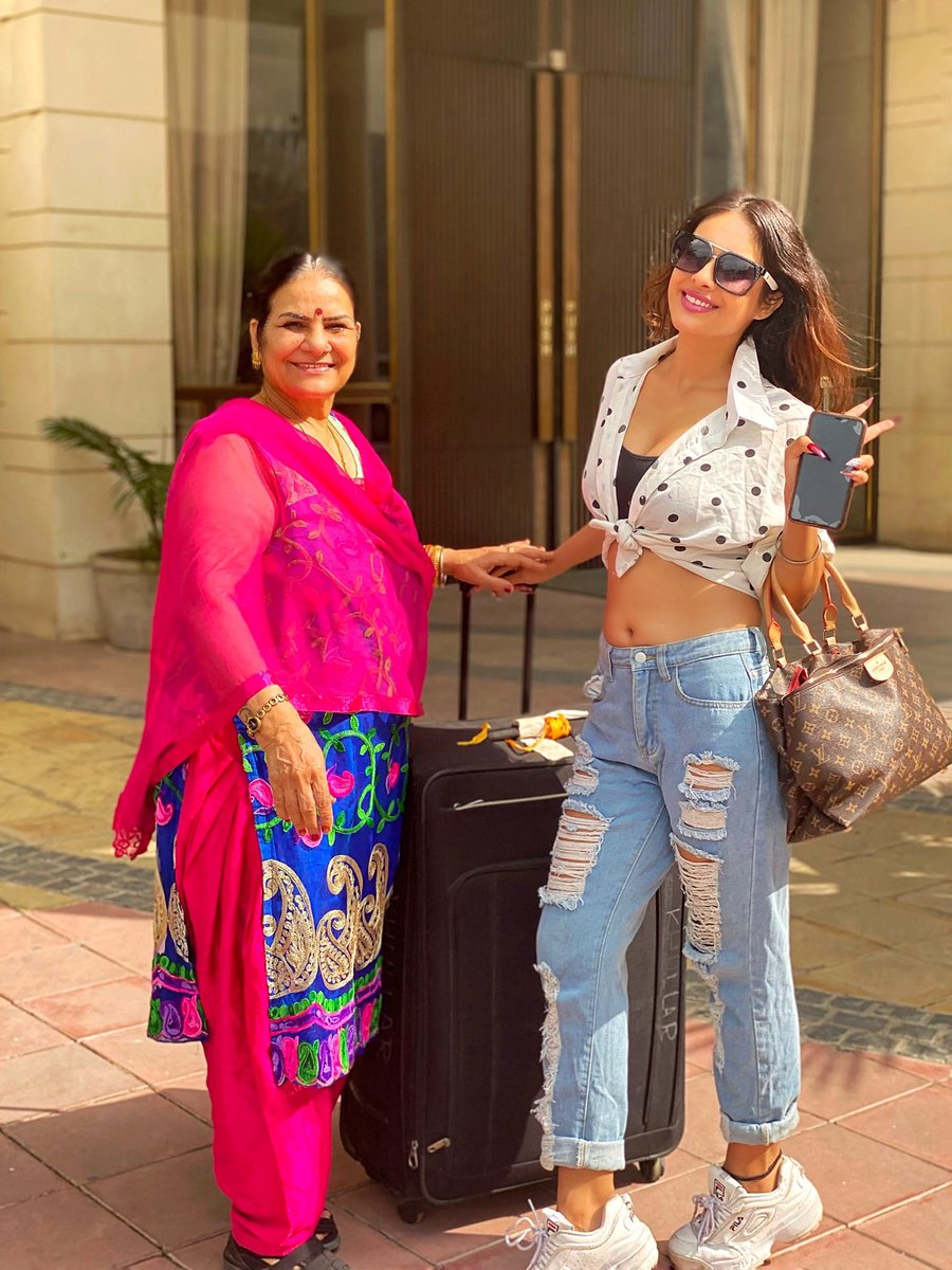 Nehhaamalik's tweet image. Yay Happy Mommy With Her Happy Daughter....♥️♥️ Travelling Together... Jahan Mein Wahan Meri Mommy ♥️♥️ She’s my lucky Charm for shoots n everything ♥️

1st Travel from my New Home (Chandigarh) To Another Home (Mumbai)♥️♥️♥️

#happymode  #mumbaicalling #mycity #mylove #NehaMalik
