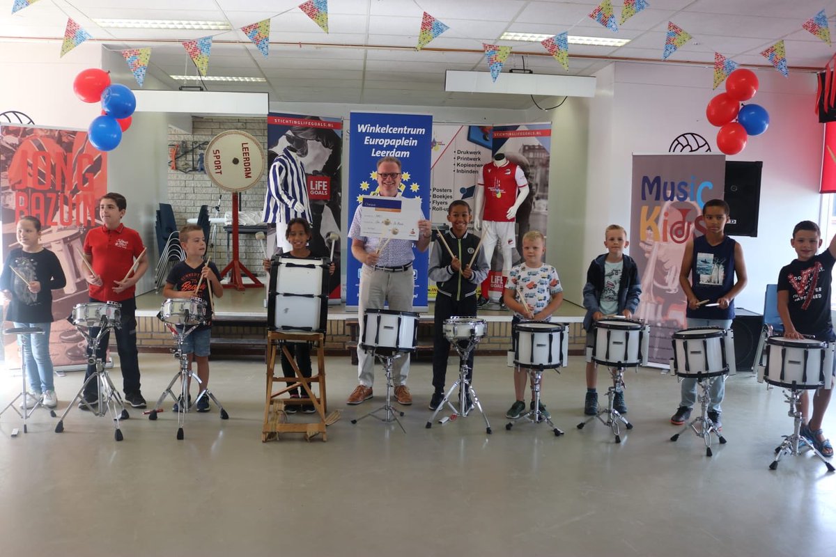 keppel_chris's tweet photo. Gisteren heb ik een cheque namens de Rabobank Lek en Merwede mogen uitreiken voor het muzikale project The Summerschool. Het is een project wat georganiseerd wordt door de muziekvereniging de Bazuin uit Leerdam wat jonge kinderen enthousiast wil maken voor muziek. https://t.co/0U6GHuDmwN