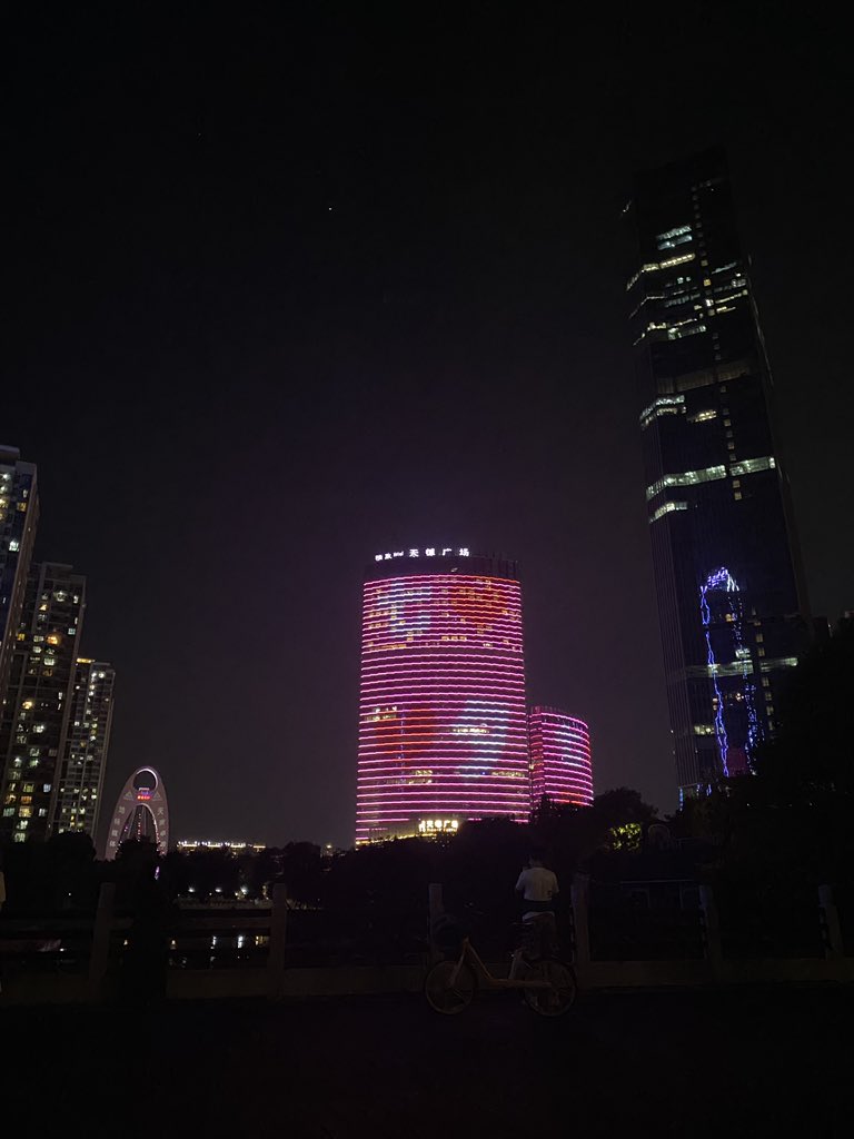 虽然我最后在街上走的摇摇晃晃 但夜晚的冷风好好吹 没有人的江边好美 五彩斑斓的七夕大屏幕 旁边的人说想在这里和npy合照 我说好俗啊 
但如果真的和心爱的人牵手走过的话说不定也会拉着他拍吧 https://t.co/DPGcWju9pq