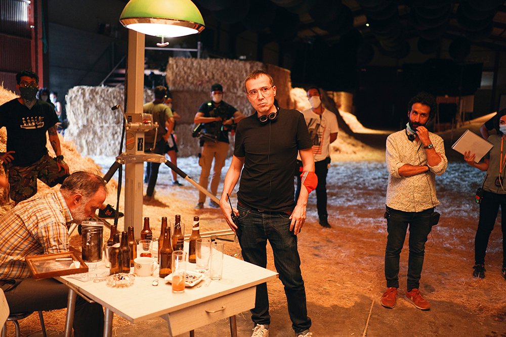 ‘Los mariachis’, dirigido por <a href="/LinoEscalera/">Lino Escalera</a> y Pablo Remón, es el quinto episodio de ‘Escenario 0’ de @HBO_ES.
Comedia negra con la corrupción política de fondo en la que el surrealismo y el esperpento se funden con las tradiciones: bit.ly/3jjMDrF