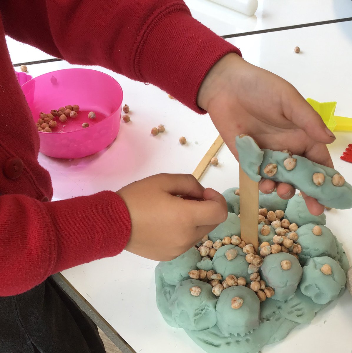 's tweet image. P2/1 have been exploring our smelly play dough this week 🍃#finemotorskills #sensoryplay #earlynumeracy #infantdepartment #beingme