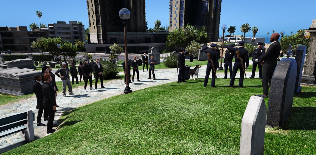 xTorih's tweet image. Anoche no hice directo, pero tuvimos el entierro de un agente de la LSPD. 
¿Queréis que haga directo después de comer?🤗