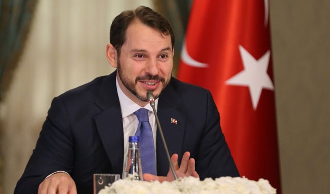 BirGun_Gazetesi's tweet photo. Berat Albayrak: İki âmâ dolma yiyormuş. Hani yiyorlar falan. Bir tanesi diyor ki. Demiş ki. Ne o demiş ikişer ikişer götürüyorsun. Ya yok demiş bir tane yiyorum. Ya ben iki tane götürüyorum da sen de öyle götürüyorsun falan
https://t.co/F5WtzjFq3I https://t.co/LlcUJYkCZe