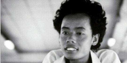 "Apa guna punya ilmu tinggi kalau hanya untuk mengibuli, apa guna banyak baca buku kalau mulut kau bungkam melulu."

- Wiji Thukul (lahir 26 Agustus 1963, hilang 27 Juli 1998)