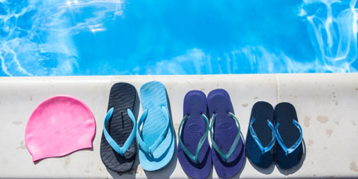 fukushikaku's tweet image. としまえんが今月で閉園、淋しいです。
20年前のプールの映像を見ると、水質が心配になるくらいの混雑だったのに…。

ちなみに、保育園のプールの水質は「保育所における感染症対策ガイドライン」等で遊離残留塩素濃度 0.4㎎／Ｌから1.0㎎／Ｌを保つこととされています。
＃保育士試験 ＃子どもの保健