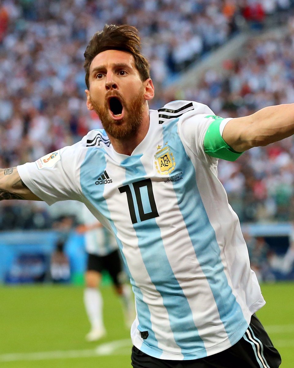 En las últimas horas vimos a Messi con miles de camisetas, pero LA QUE LE QUEDA MÁS LINDA ES ESTA 😍🇦🇷