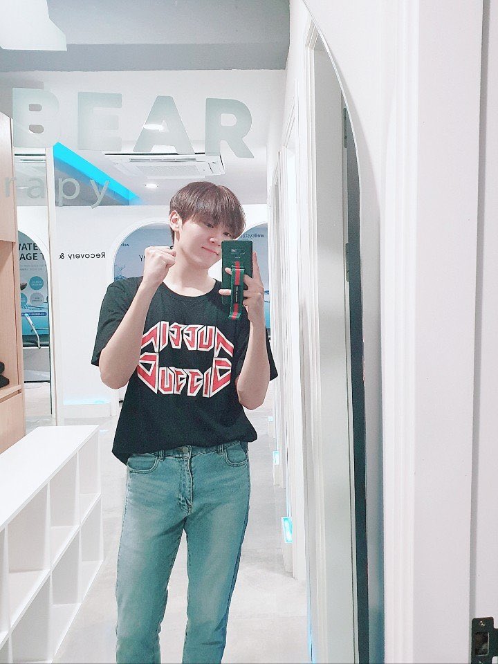 Bringing back Seungkwan& #39;s superior mirror selfies,A powerful thread,