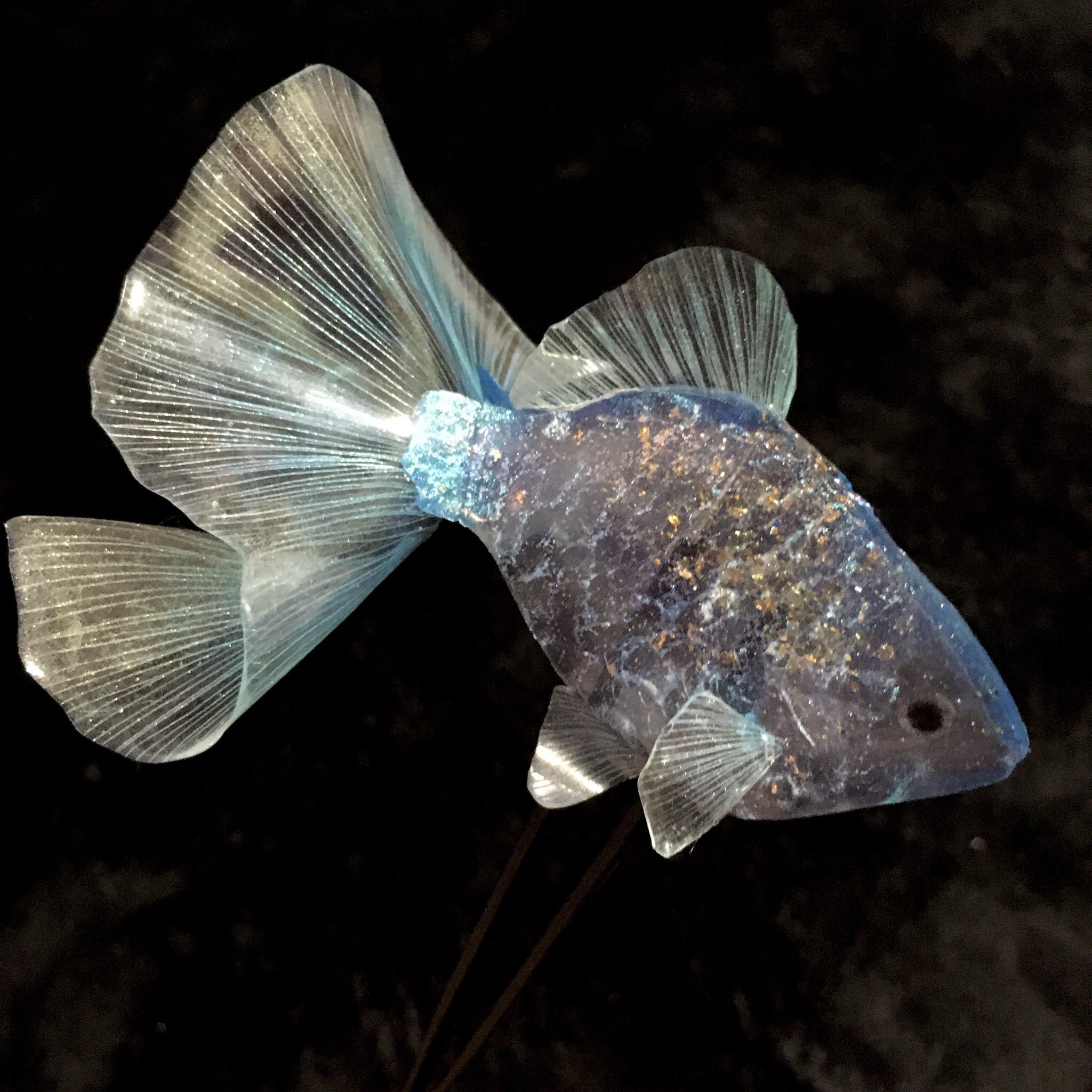 智明葵 個展12 7 12 12 金魚は手作りする時代 ウォーミングアップに 紙を切って作るあのモビール的な金魚をレジンで作ってみた T Co Bnfnvckrdf Twitter