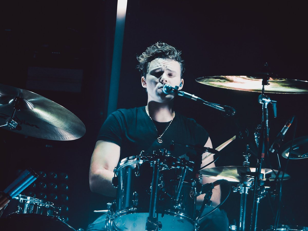 puddleofsnow's tweet image. We got this team,we're superior💙#StreamNoShame #bluesos #BlueTeamGotNoShame #5SOSBlueTeam