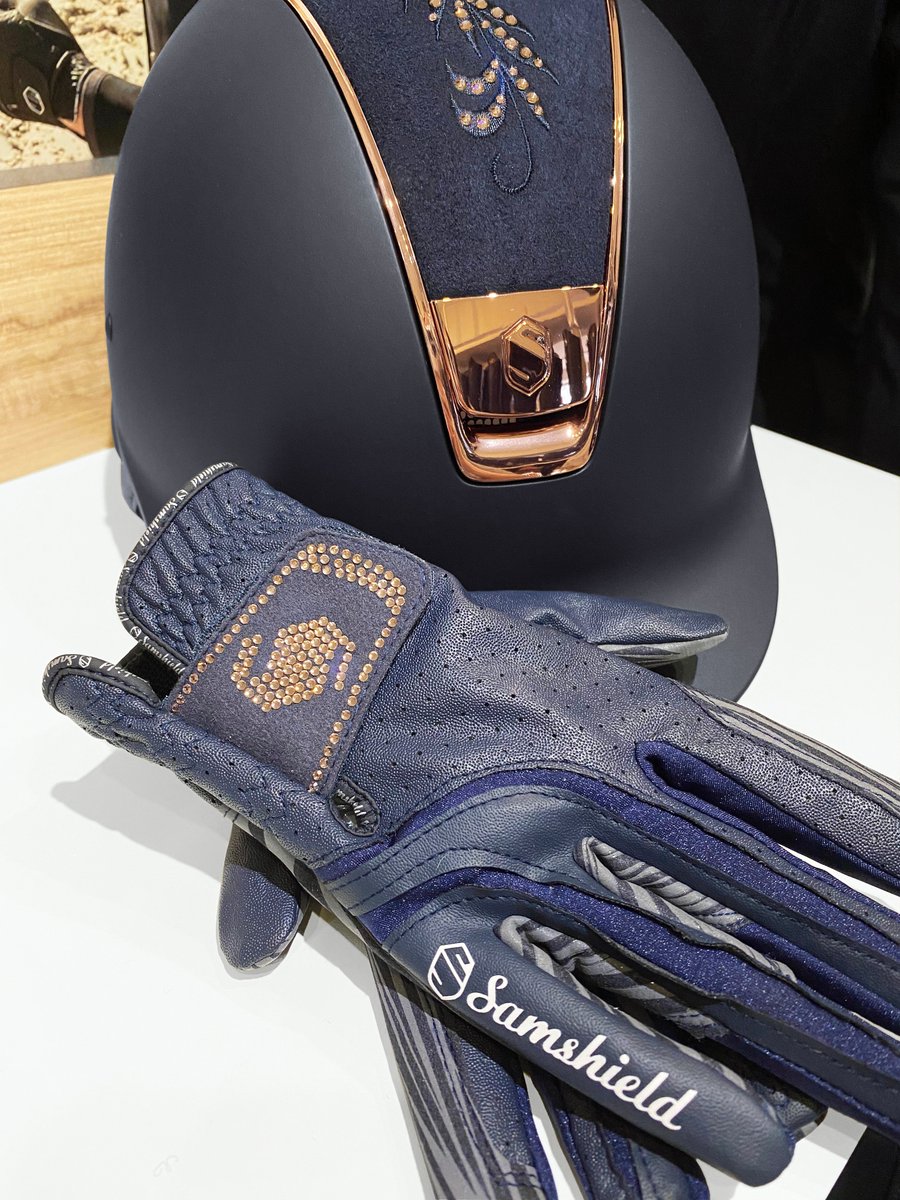 So, navy V-Skin Rose Gold Crystal Gloves are now a thing🤩

V-Skin Rose Gold Crystal Gloves, £49.99 - bit.ly/3lo8ekj

Available in Black and now Navy as well😍

#Equestrian #Equiport #Samshield #RidingGloves #RoseGold #NowInStock #NewIn #SwarovskiCrystals