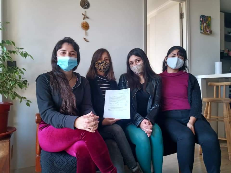 AustralCuarteto's tweet photo. Por fin! a pesar de la contingencia y luego de mucho esperar, pudimos firmar ante ministra de fe para la conformación de nuestra organización! Aún quedan algunos pasos pero ya estamos cerca de concretar este sueño. 🔸Se viene Corporación Cultural Austral! 
Estamos muy felices🥰🙌 https://t.co/60rzPtcWdC