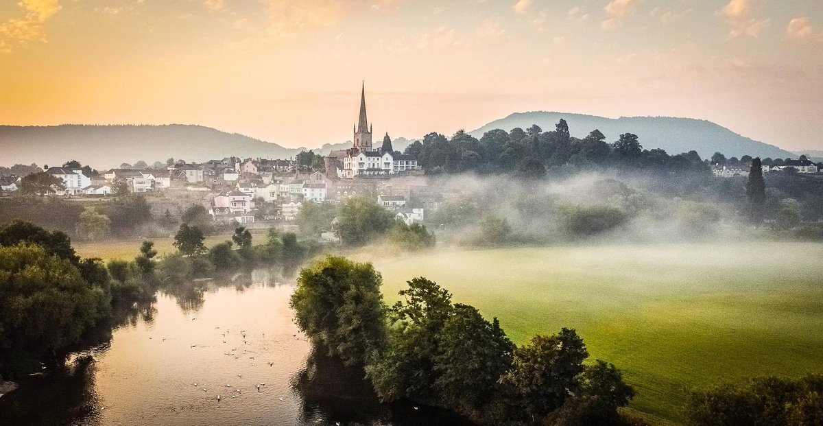 Another beautiful shot by William Henderson of the sunrise over Ross-on-Wye 
#RossOnline #rossonwye #herefordshire