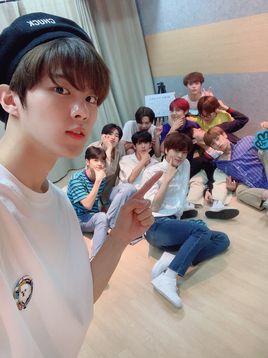 luvuapple_s2's tweet photo. 일주년을 맞아 올리는 엑스원 단체사진 모음 https://t.co/PSHMLks71u