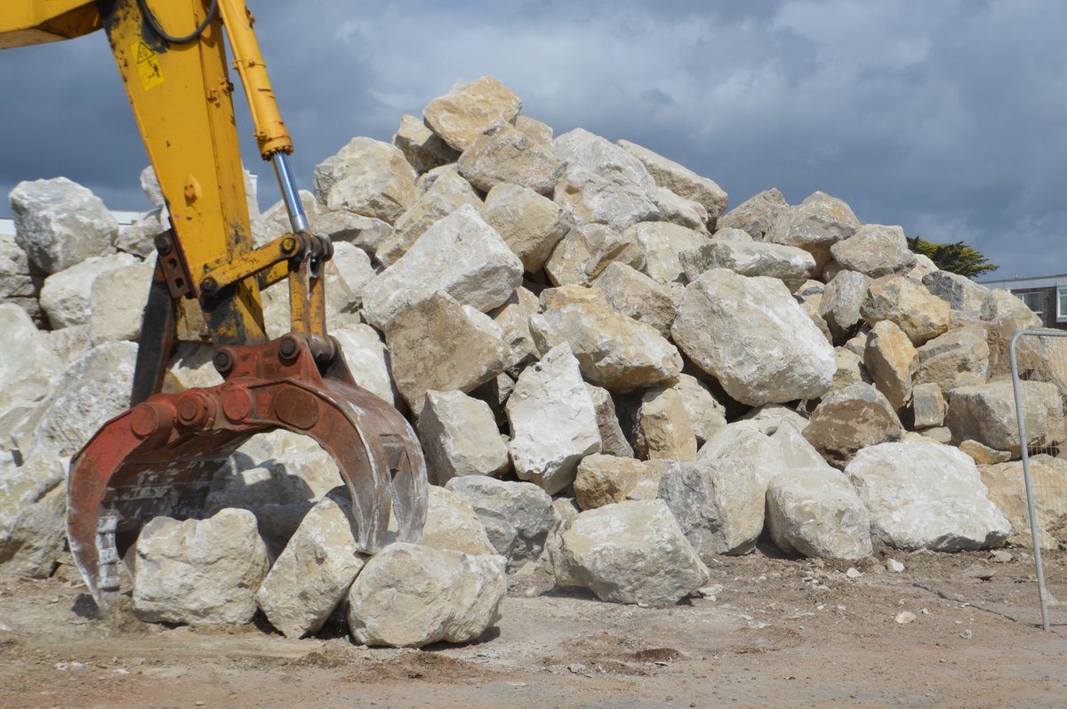 Suttle_Stone's tweet image. Suttles are currently assisting with emergency works for our client @earlcoate, who are working on behalf of @newforestdc.
The rock armour is being delivered to stabilise the base of the cliff in Milford-on-Sea. In all, 600 tonnes of rock be will delivered utilising two lorries.