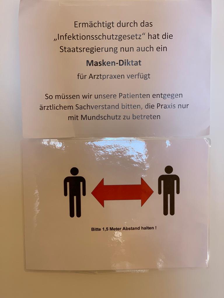 Kann mir mal jemand erklären, warum ausgebildete Ärzte mit so einem Aushang ihre Patienten verunsichern? 
#Covidioten