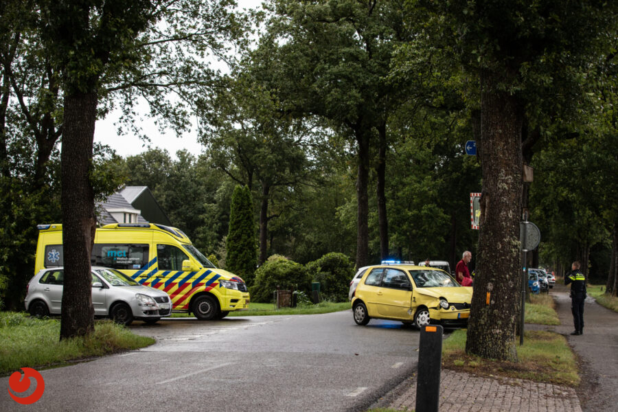 Auto tegen boom na aanrijding op kruising