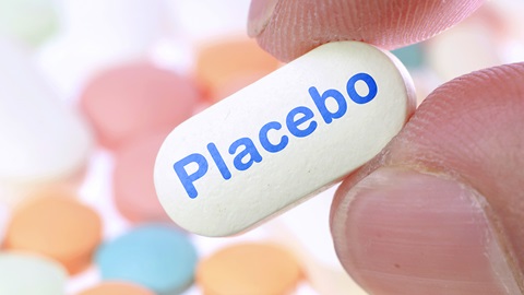 23/L'effet placebo est un effet très complexe, qui agit à différents niveaux : Le patient croit en l'efficacité du traitement : Savoir qu'il a le traitement va améliorer sa guérison Le médecin croit en l'efficacité : Son attitude vis-à-vis du patient peut être influente