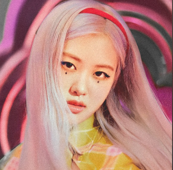 WORLDMUSICAWARD's tweet photo. #Rosé stuns on #BLACKPINK's latest teaser poster for their new track #IceCream dropping this friday, August 28!👩‍🎤📸✨🌟🍦💥🌎2️⃣8️⃣🔥👑 @BLACKPINK @ygofficialblink 
https://t.co/iofcs7csxz https://t.co/TqWQb47vw1