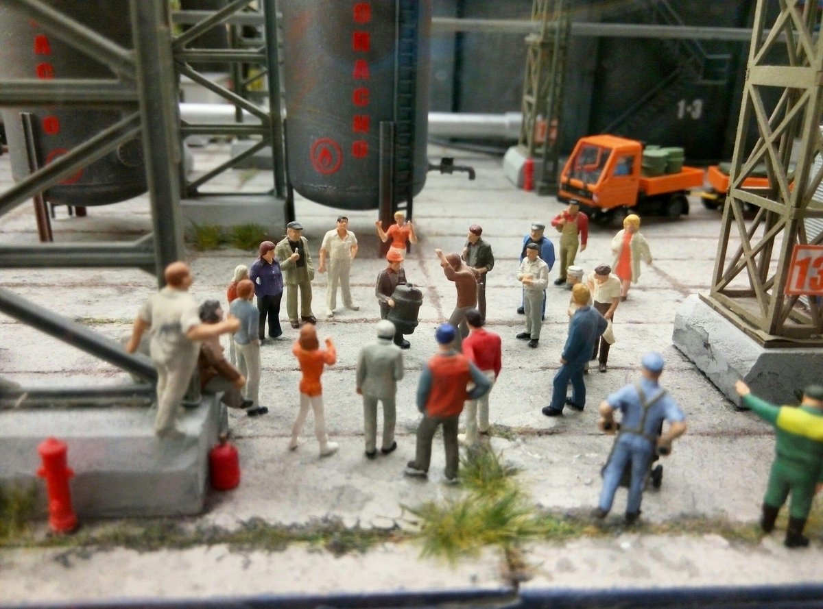 Сегодня свой профессиональный праздник отмечают кинематографисты и любители кинематографа в России. День российского кино отмечается ежегодно 27 августа.
Кстати, на макете представлены сценки из некоторых кинофильмов. Какие из них Вы разглядели?