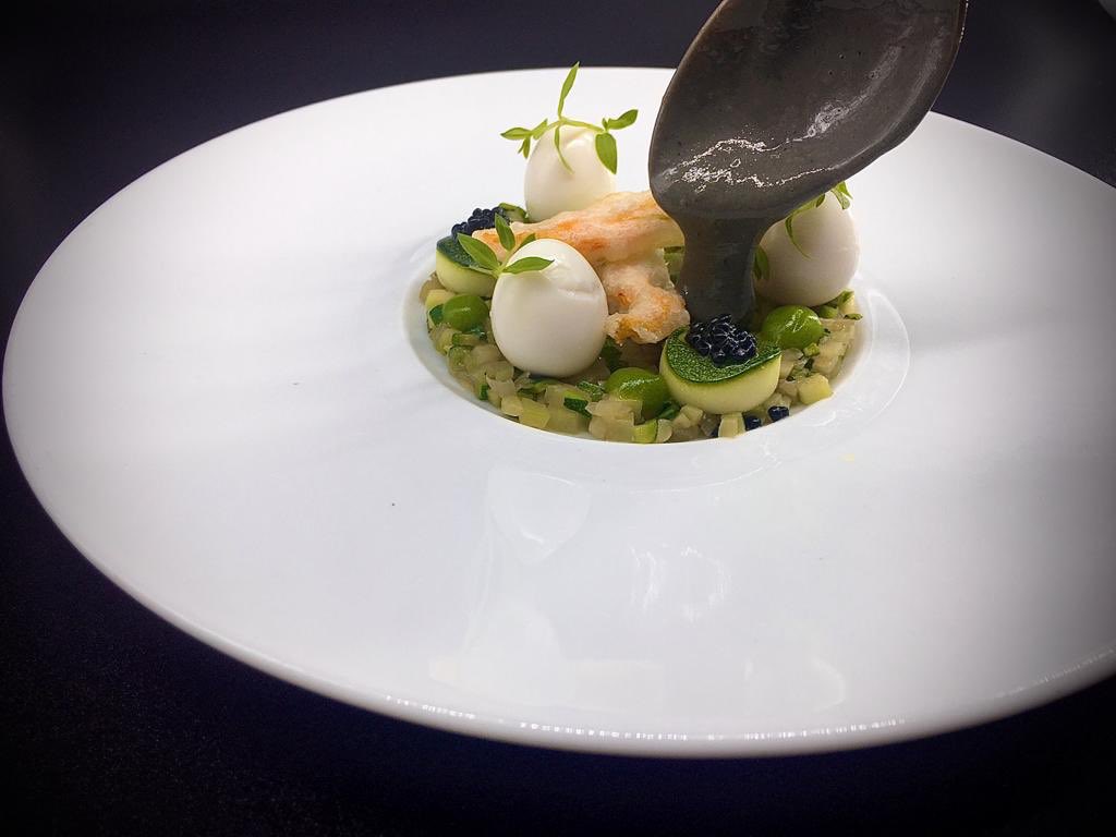 ✨✨Abierto en agosto✨ ✨
Los mediodías, ofrecemos nuestro Menú Caelis 👇👇
( suma a los 3 degustación, uno es #vegetariano )
#estrellaMichelin 
Horarios: 
Martes, de 20h a 22h30
Miércoles a sábado,
de 13h30 a 15h15 y de 20h a 22h30