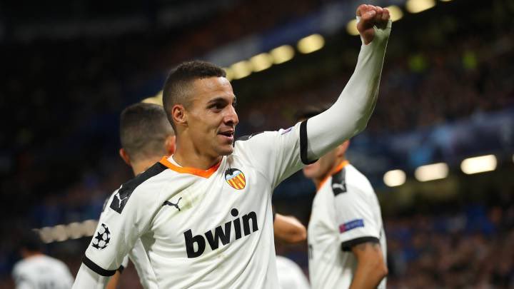 In 2019/20, Rodrigo scored 8 goals and registered 9 assists in 34 games for Valencia, although he sat out the final weeks of the campaign with a knee injury.