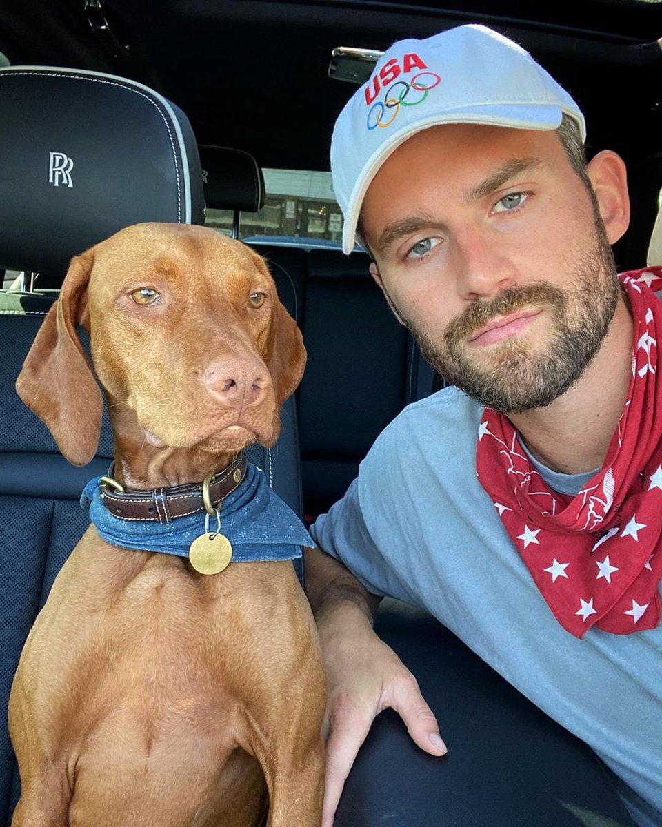 leaguefits's tweet photo. word to vestry, the nba’s coolest dog on #nationaldogday. https://t.co/LnWkUfuois