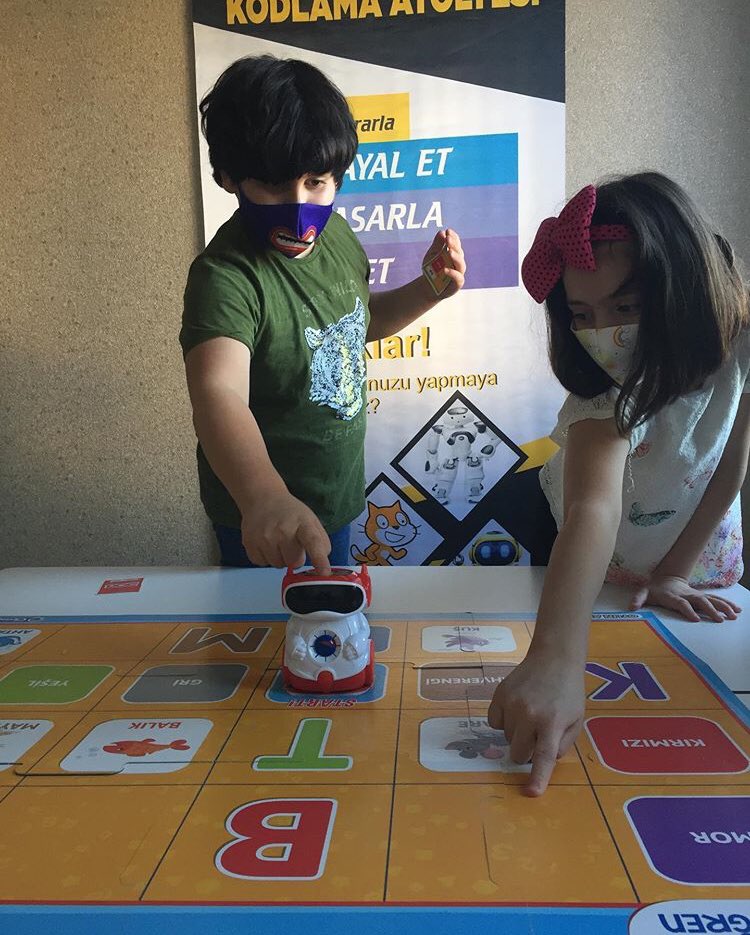 Bilgisayarsız kodlama etkinliğimizde bugün yer yön komutlarını kullanarak belirlenen noktalara ulaşmaya çalıştık 🤖 Yaptığımız yarışmalarla eğlenerek öğrenmeye devam ediyoruz 😊 #docrobot #kodlama #robot #üretençocuklaratölyesi #öğrenmeninoyunhali #clementoni #oynaveogren #stem