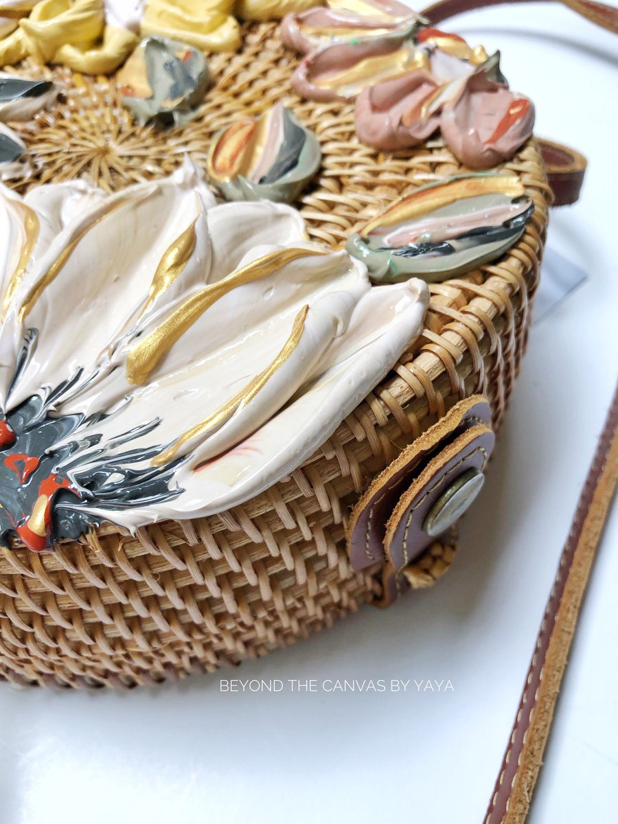 Another purse I painted 🌻

I love how this one looks! I feel like you could definitely wear it any season!