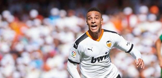 Breaking down his 38 La Liga goals for Valencia, Rodrigo scored 26 with his left foot, 5 with his right and 7 headed goals. 16 were scored in the six-yard box, 19 in the penalty area and 3 from outside the box. Fox in the box and a bit more.  #LUFC