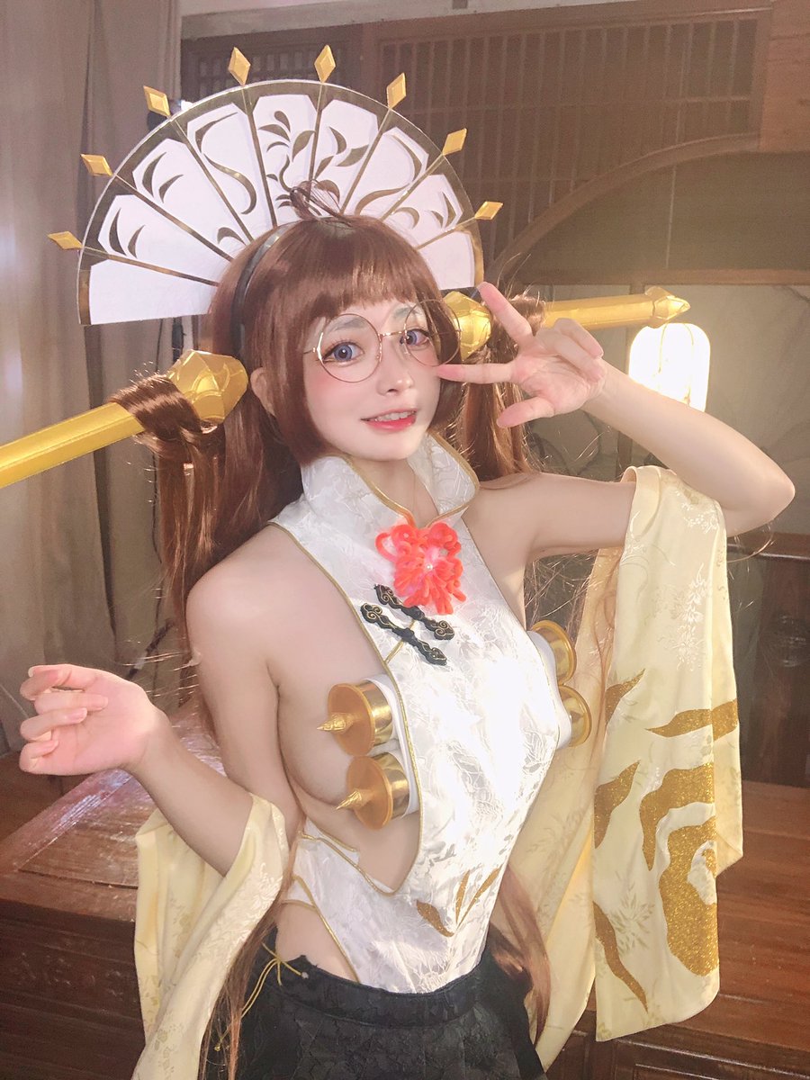 今回はイリュージョンコネクトの鳳凰月華ちゃんのコスプレをしました
どう？似てるでしょーふんふん。
🌟月華ちゃんを会いたいなら、@ConnectIllusion ゲームの事前予約を忘れないでねw ˚⸜(♡ ॑ᗜ ॑♡)⸝ ˚
🌟connect with me~! ⬇️
https://t.co/MMtop8bCh6
メガネも意外とええ感じやな？
#イリュコネ https://t.co/FKnehC7kwR