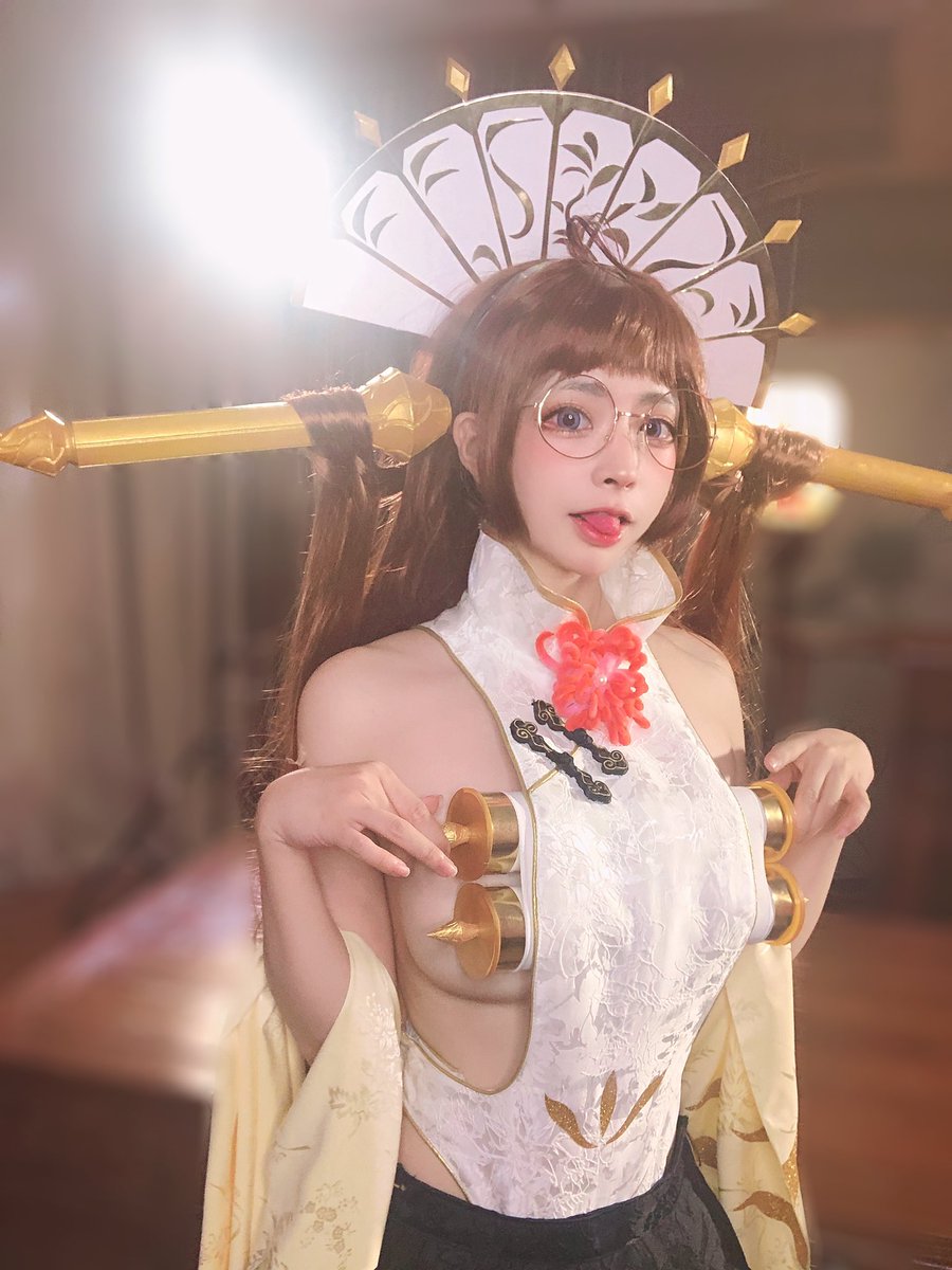 今回はイリュージョンコネクトの鳳凰月華ちゃんのコスプレをしました
どう？似てるでしょーふんふん。
🌟月華ちゃんを会いたいなら、@ConnectIllusion ゲームの事前予約を忘れないでねw ˚⸜(♡ ॑ᗜ ॑♡)⸝ ˚
🌟connect with me~! ⬇️
https://t.co/MMtop8bCh6
メガネも意外とええ感じやな？
#イリュコネ https://t.co/FKnehC7kwR