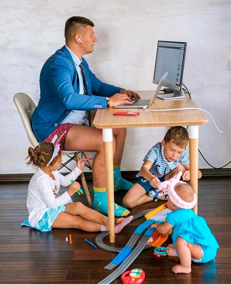 Wekwa_Mhlanga's tweet photo. #LunchTimeHumor
How many of you take a bath (bucket)  dress in a suit and seat on your desk while working from home?
@nematombo @am_dapsy @DairayiDavis @eshonge @munetsifesto @maguranyanga @Stella_grooves https://t.co/AgxNre1xl8