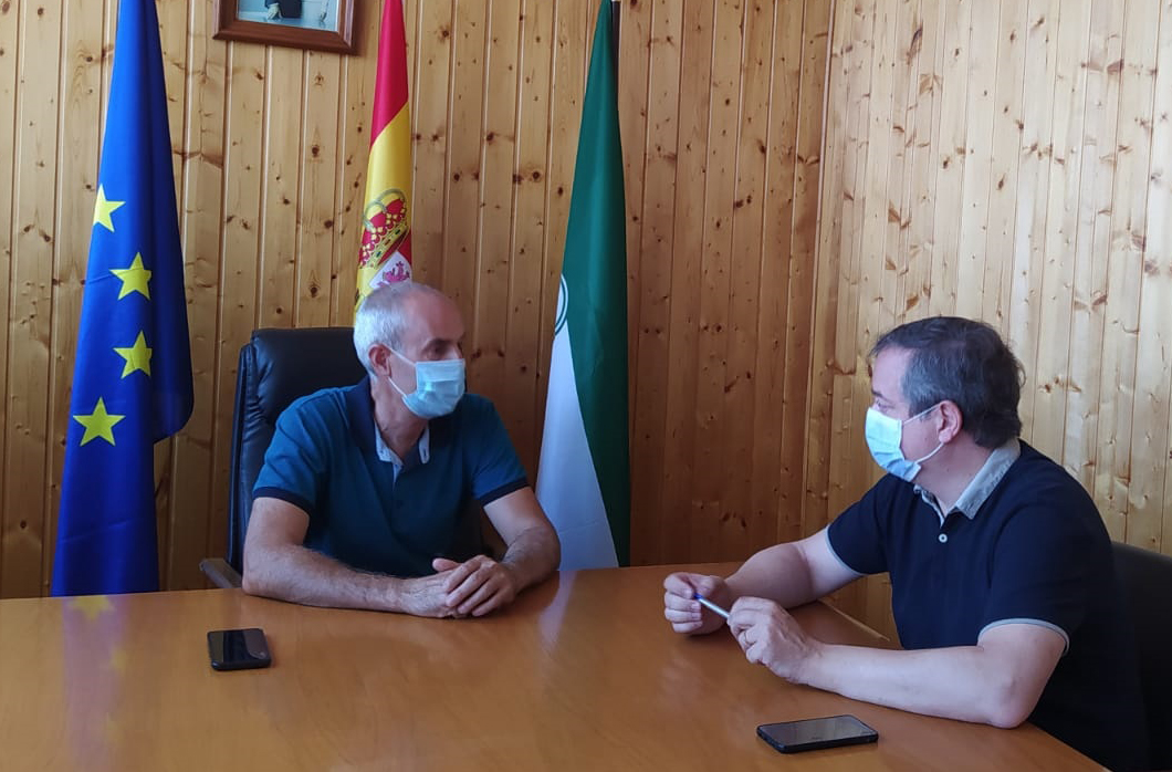 JusticiaJunta's tweet photo. ✅Los ayuntamientos de #Albanchez y #Lúcar (#Almería) han recibido ayudas para desinfectar sus calles y colegios frente al #Covid_19.
📍El DT @JosLuisDelgadoV ha visitado hoy ambas localidades para conocer también las obras desarrolladas con cargo al #PFEA.
#AndalucíaFunciona https://t.co/6QO8ANSWmX