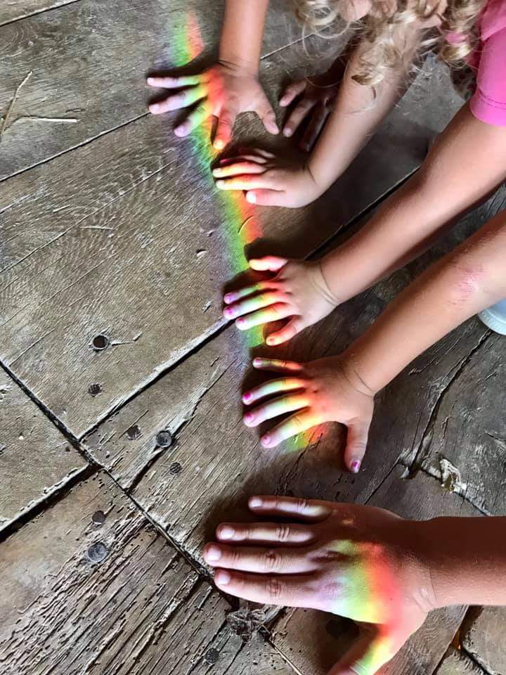 🌈 Cada niño es un deslumbrante arcoiris de posibilidades 🌈 Fabio Deotto.

Otro momento mágico en Las Doñas, compartido con vecin@s de #Vejo 🥰

#VisitasCulturales #Patrimonio #VegadeLiébana #PicosdeEuropa #Enterrías #VisitaCantabria #CentrosCulturalesCantabria #TurismoNaranja