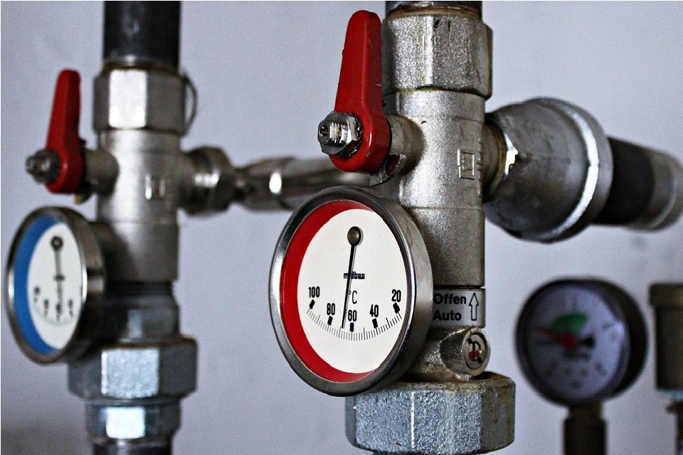 bc3ingenieria's tweet photo. Se aprueba un R.D. que regula la instalación de contadores individuales en edificios con calefacción central. Se estiman ahorros del 24%, lo que supone una amortización de unos 4 años. #EficienciaEnergética #AhorroEnergetico #Calefaccion #ControlDeConsumos https://t.co/aolK8YuUSd https://t.co/NVGYxBqzDF