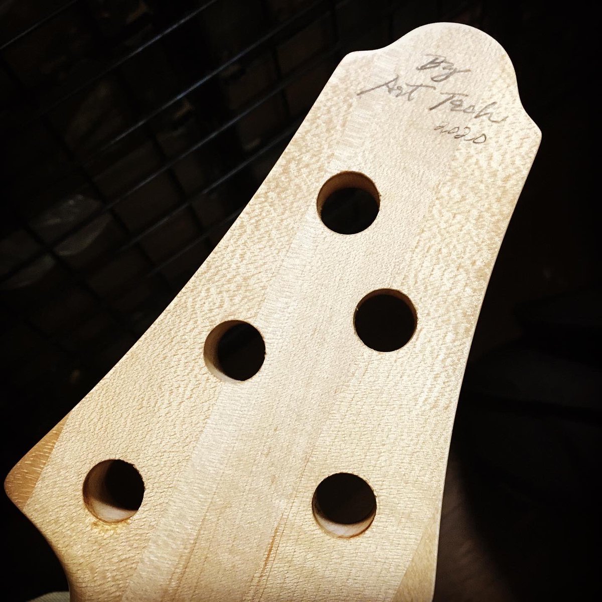 goro_murata's tweet photo. あと一息！！

今回はカーボンナットにしてますよ◎

https://t.co/ZLNuiSSTAt

#5stringbass #leftybass #arttech #bass #bassist #turquoiseblue #生地着色 #openpore #オープンポア #aguilar #obp3  #ebonyfingerboard #ashbody #カーボンナット #cabon #cabonfiber #cabonfiberparts https://t.co/C0EwAyISTa
