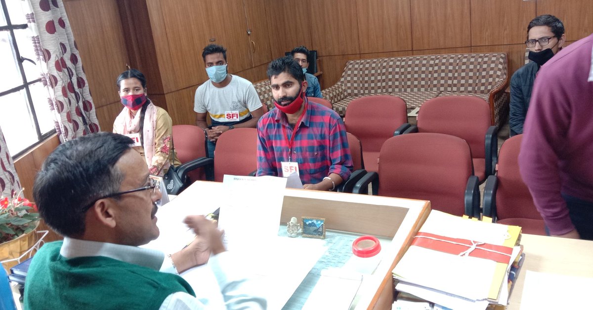 #MeetWithCOEHP
एसएफआई विश्वविद्यालय इकाई द्वारा PG परीक्षाओं के लिए छात्रों को नजदीकी परीक्षा केंद्र उपलब्ध कराने, छात्रों को बस सुविधा उपलब्ध कराने और पीजी 2nd और लॉ 2nd और 4th सेमेस्टर परीक्षाओं पर स्थिति साफ करने की मांग को लेकर विश्वविद्यालय परीक्षा नियंत्रक को ज्ञापन सौंपा।