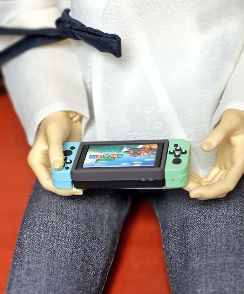 트인덕장터 실리콘재질의 말랑한 닌텐도 스위치 미니어처 판매합니다. 3,4,착샷은 17세입니다 크기 참고해주세요~ 패드분리안되는  일체형입니다. 1개 3천원 배송비는 3천원 입니다.