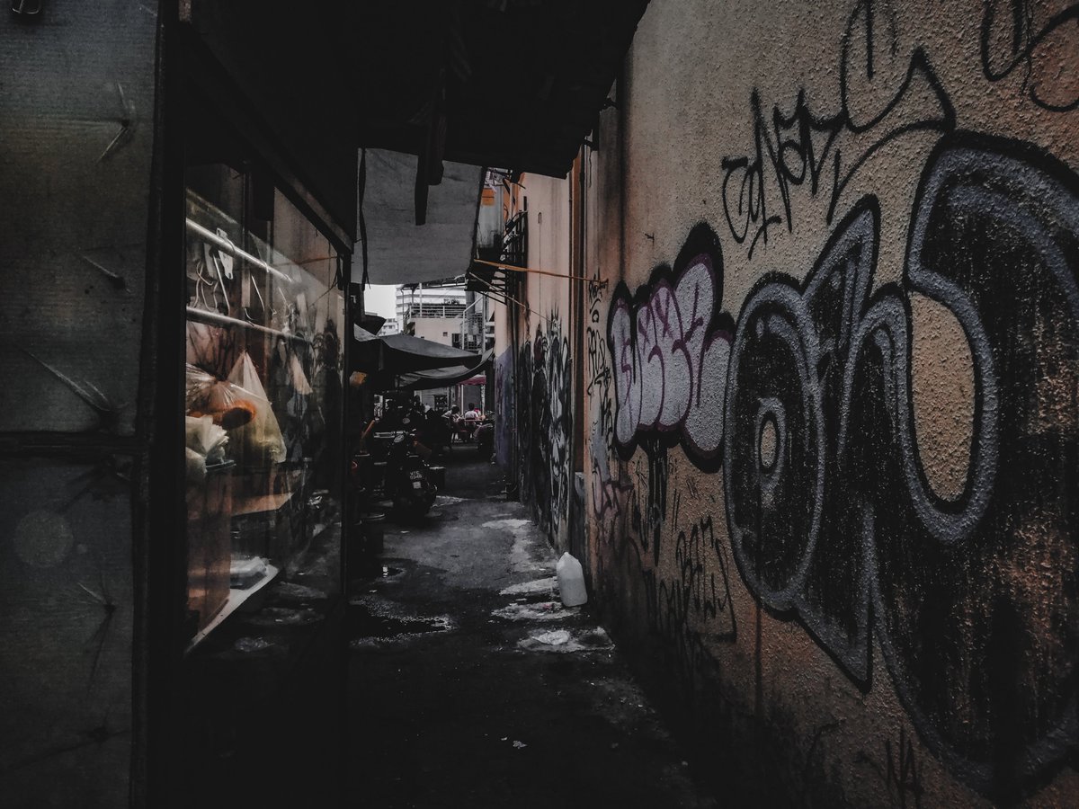 Graffiti Street Arts at Petaling Street. One of my favourite shots. 📸✨

#photography #lightroom #graffiti #phonephotography #moodytones #streetoftones #killaframez #visualgrams #street #urbanphotography #urbanscape #streetart #streetphotography #streethunters #petalingstreet