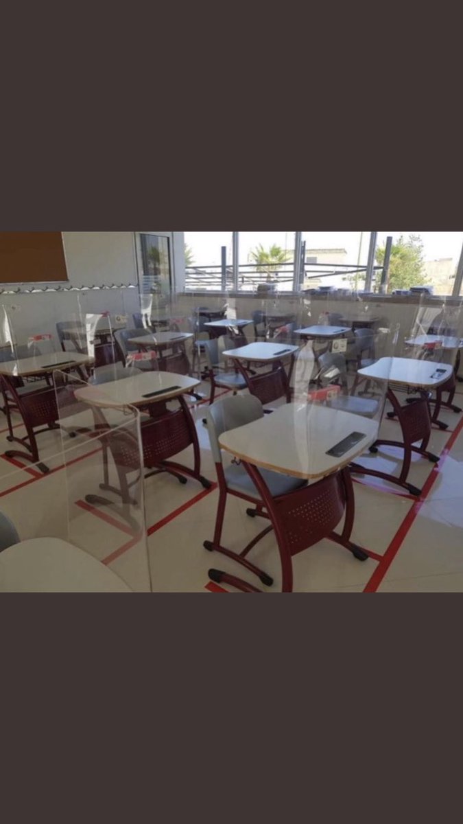 bader09588683's tweet photo. On est en classe ou au parloir j’comprends plus rien la #RENTREE2020 https://t.co/co9PyDQgPe