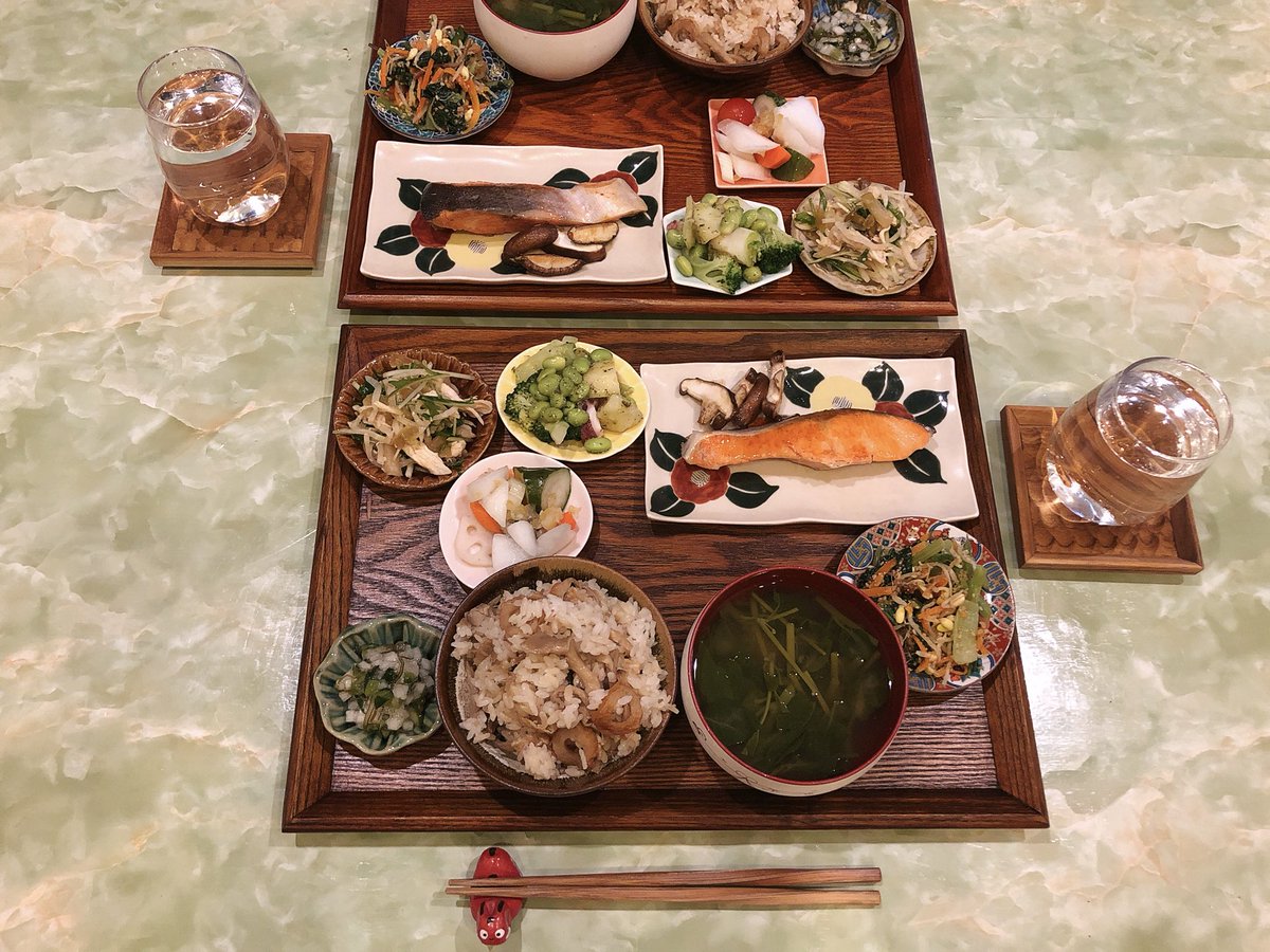 魔女っこれい V Twitter 夜ご飯作った 作ったと言っても大半は母が持ってきてくれたセブンイレブンのおかずを皿に盛った 祖母が作ったきのこの混ぜご飯に焼き鮭 焼き鮭は追いバター醤油をするとかなり美味しい ついでに椎茸も炒めて追いバター醤油をして食べた