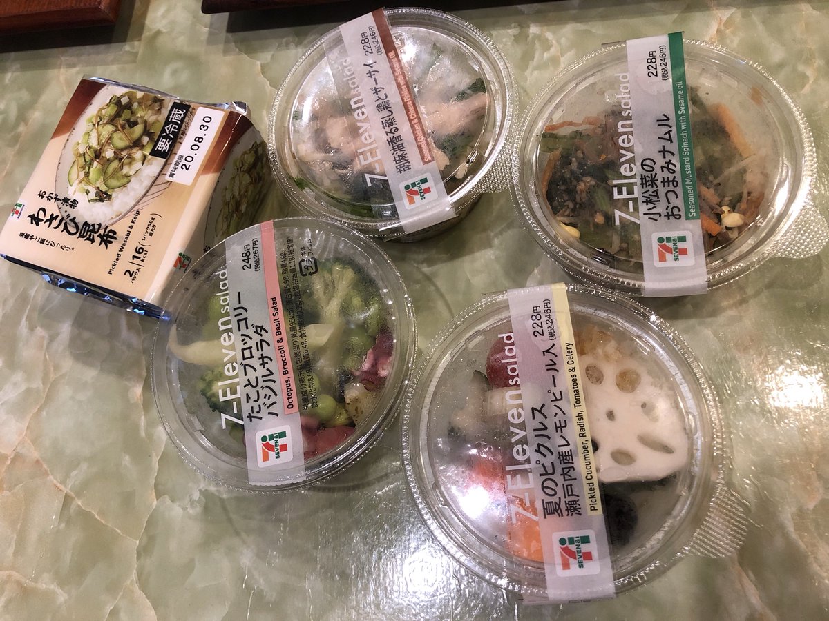 魔女っこれい 夜ご飯作った 作ったと言っても大半は母が持ってきてくれたセブンイレブンのおかずを皿に盛った 祖母が作ったきのこの混ぜご飯に焼き鮭 焼き鮭は追いバター醤油をするとかなり美味しい ついでに椎茸も炒めて追いバター醤油をして食べた