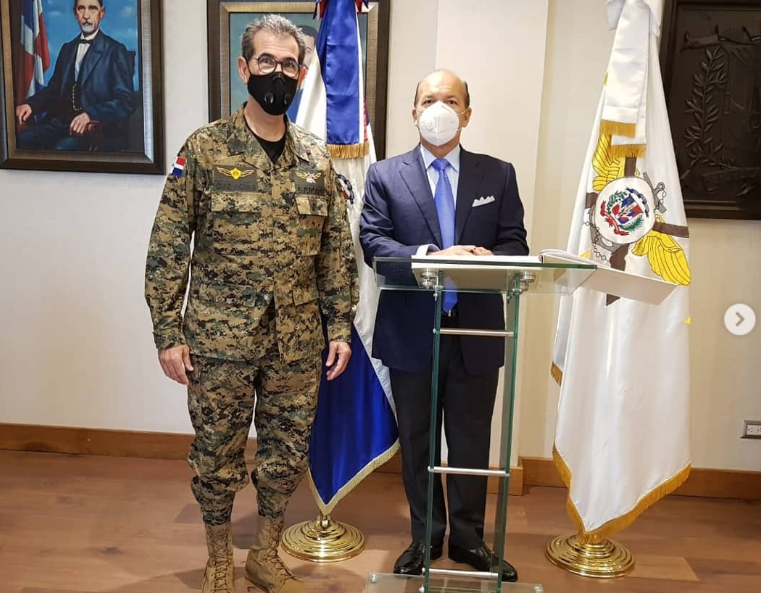MDefensaRD's tweet photo. El Ministro de Defensa Teniente General Carlos Luciano Díaz Morfa, ERD., recibe en su despacho la visita de cortesía del Sr. Ricky Brugal.
.
#MideTeInforma https://t.co/iFbdkdclsd