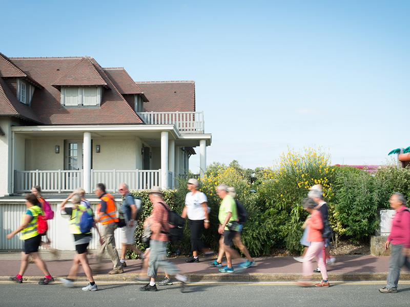 DeauvilleFr's tweet photo. #SILVERRUN2020 🩺🧡la 1ère course intergénérationnelle a lieu ce dimanche à #Deauville. 
Son crédo : renforcer le système immunitaire des seniors à travers le #sport et en faisant participer toutes les générations.
👉 https://t.co/bBgipbePyl
#prévention #santé #sportenfamille https://t.co/tbCWVzDytz