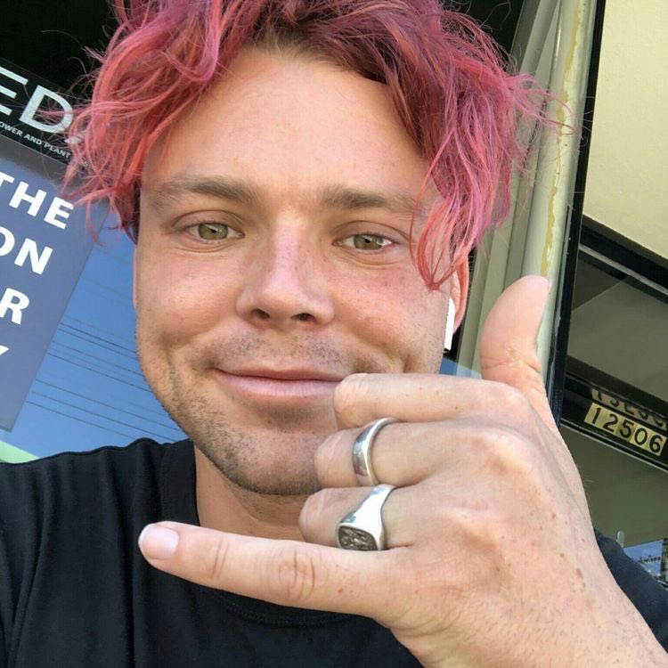 imtoblames's tweet image. ashton with red hair lives in my mind rent free 

#5SOSRedTeam #STREAMREDDESERT #CALMPromoComp