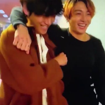 Kookie6644's tweet photo. ความนิยมสำหรับคุณ
#kookv
51.6K ทวีต

มีคำถามมาว่า มมกุกวีทำไมมีแต่หลังกล้อง?
อุ้ย..มีให้เห็นก็ ok แล้วนะ เพราะตอนกำลังเดินไปขึ้นรถกลับโรงแรม กุกก็อ้อนแทให้มานั่งรถด้วยกัน  อันนี้เราว่าสุดยอดแล้วนะ เพราะนั่งไปโรงแรมคงไม่นานมั๊ง แต่กุกก็ไม่อยากห่างจากกัน

🐰V นั่งรถด้วยกันเถอะนะ https://t.co/cTvxEa4V57