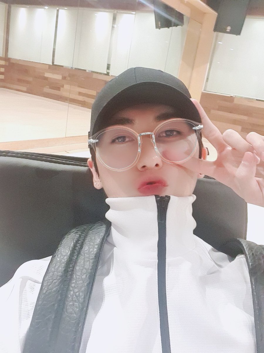 TARGET7_K's tweet photo. #로이 워니안녕!!🙋‍♂️✨
볼펜 잉크를 다 쓰는 이 느낌을 몇년만에 느껴보는지...ㅋㅋㅋ 
그나저나 #제스 ���
거울 더러워서 닦는거 어니었어...?🥺ㅋㅋㅋ
더 더럽혀놨네 ㅋㅋㅋ🤣

바람이 강해지고 있으니 모두들 조심해요!!
#타겟 https://t.co/l1eqDuginL